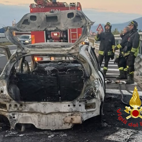 Auto distrutta in un incendio sull'autostrada vicino Angri: in salvo i due occupanti /foto