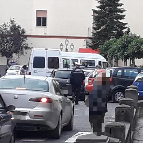 Cava de' Tirreni, continuano ingorghi in Piazza Felice Baldi nonostante impiego polizia locale 