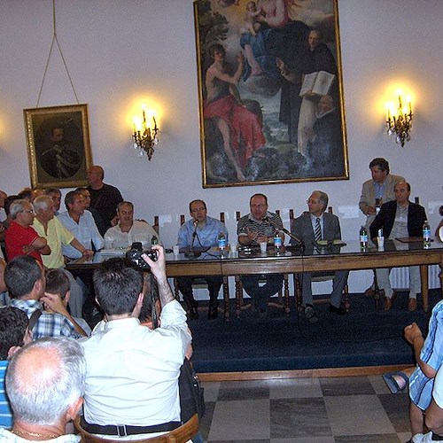 L'affollata assemblea pubblica a Palazzo di Città