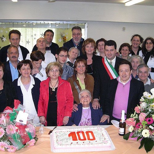 Grande festa per i 100 anni di nonna Sidra
