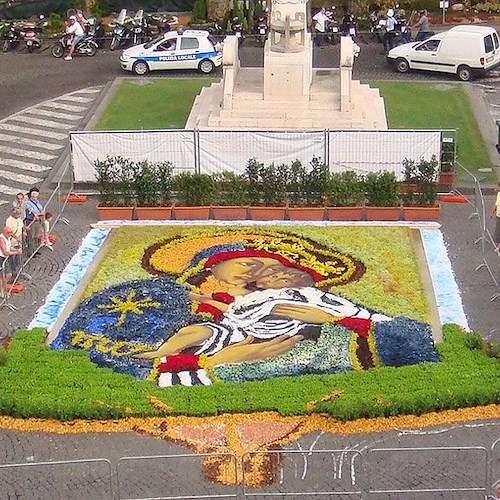 In Piazza Abbro la Madonna dell'Olmo in un tappeto di fiori