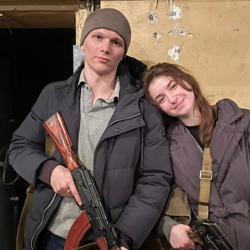 L'amore ai tempi della guerra, Yaryna e Sviatoslav sposi a Kiev: «Ora combatteremo per l'Ucraina»