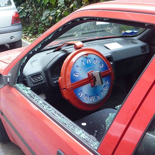Raid vandalico in via Virno, danneggiate tre auto