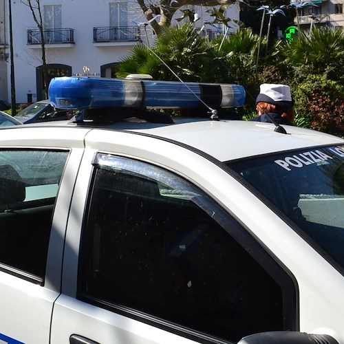 Ruba furgone-frigorifero per trasporto latte e fugge dalla polizia, arrestato 62enne a Cava de' Tirreni 