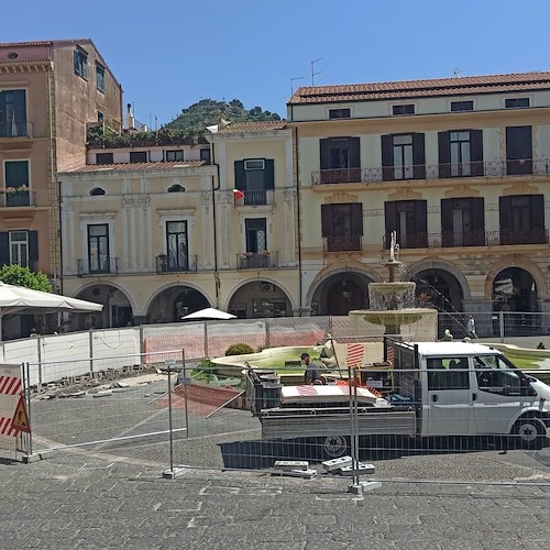 Un telo espositivo con stemma di Cava de' Tirreni su recinzione cantiere di piazza Duomo: avviata manifestazione di interesse