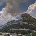 Incendio su Monte San Liberatore: colonna di fumo visibile a chilometri di distanza 