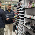 Salerno, sequestrate 60 confezioni di cosmetici pericolosi per la salute: titolare denunciato