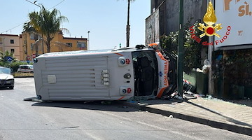 Ambulanza si scontra con un’auto, tre feriti a Salerno. Ugl Salute: "Più sicurezza per chi lavora nell’emergenza-urgenza"