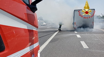 Autocarro in fiamme sull'A2: intervengono i vigili del fuoco