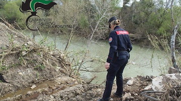 Capaccio Paestum, rifiuti interrati vicino al fiume: sequestrata area agricola di 2000 mq