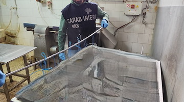 Carne trattata con soda caustica e calce: blitz dei Nas in uno stabilimento abusivo a Pagani