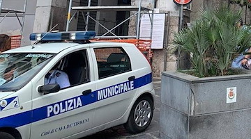Cava de’ Tirreni, appalto pilotato per le auto della Municipale: interdetti due funzionari comunali