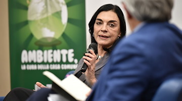 Cava de' Tirreni, Premio Com&Te: successo di pubblico per Stefania De Pascale con "Piantare patate su Marte" 