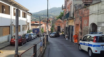 Cava, senso unico a Pregiato: ignoti fanno sparire i segnali 