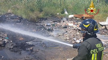 Discarica a cielo aperto in fiamme a Pontecagnano: provvidenziale l'intervento dei vigili del fuoco 