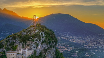 Il tramonto accende la croce sul monte San Liberatore: lo scatto di CdF Photography 