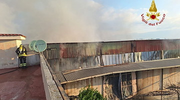 Incendio a Scafati, consiglieri del M5s depositano interrogazione urgente alla Giunta regionale