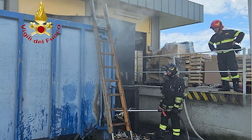 Incendio al supermercato Lidl di Pontecagnano: a fuoco il compattatore del cartone