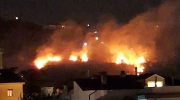 Incendio e paura ad Agropoli, fiamme lambiscono diverse abitazioni 