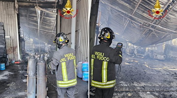 Incendio in un deposito di automobili a Nocera Inferiore, ferito il proprietario 