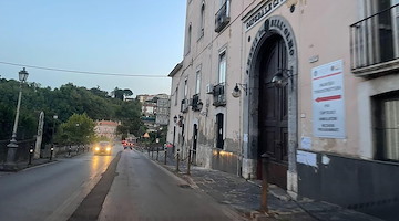 Paura a Cava de' Tirreni, accoltella la moglie e poi tenta di togliersi la vita 