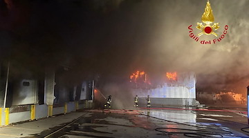 Pontecagnano, maxi incendio in un'azienda agricola: in fiamme capannone di 2000 mq