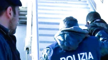 Salerno, scoperto con il permesso di soggiorno falso: straniero denunciato e rimpatriato 