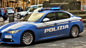 Scoperto mentre ruba della merce, aggredisce il negoziante: uomo arrestato a Salerno