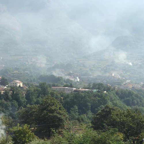 A Cava de' Tirreni roghi di sterpaglie e rifiuti: fumo nero ed aria irrespirabile 