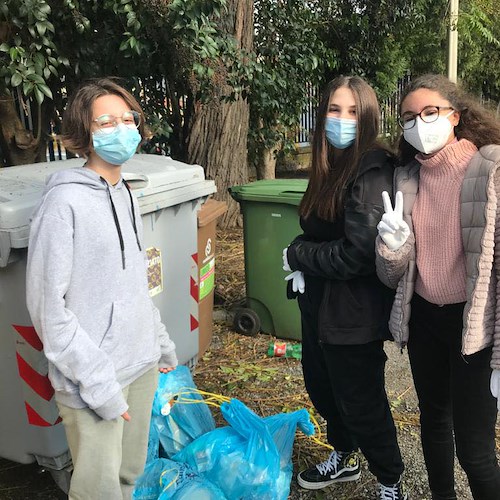 A Cava de' Tirreni si fa plogging: per gli studenti del Genoino camminata ecologica per rimuovere i rifiuti