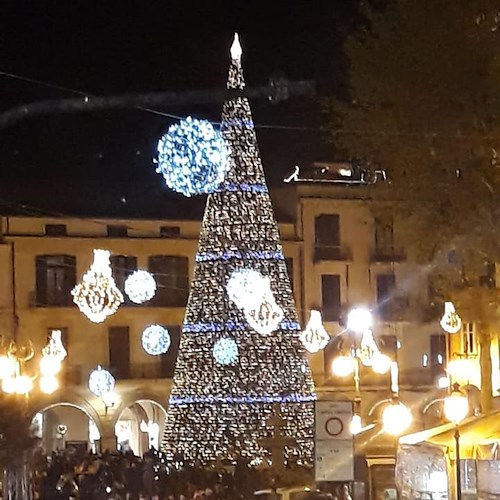 A Cava de' Tirreni si respira la magia del Natale: acceso l'albero più alto della Campania