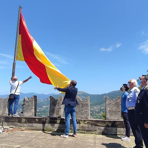 A Cava de' Tirreni si rinnova la tradizione: alzata la bandiera a Montecastello 
