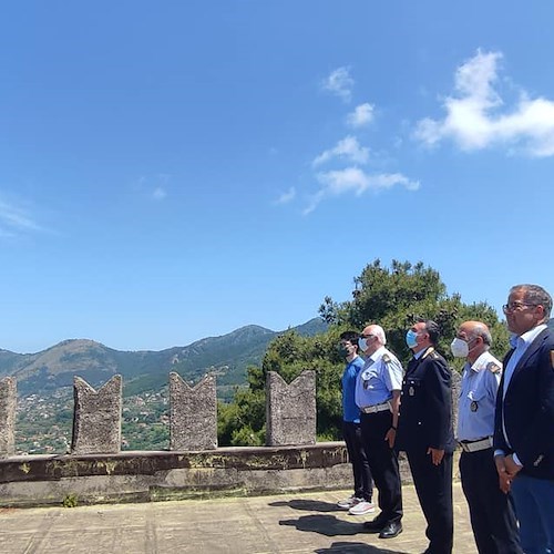 A Cava de' Tirreni si rinnova la tradizione: alzata la bandiera a Montecastello 