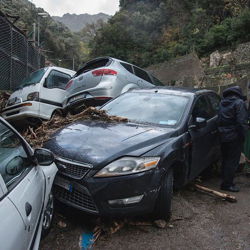 A Cetara, torrente Cannillo rompe gli argini: auto spazzate via, famiglie fatte evacuare [VIDEO]