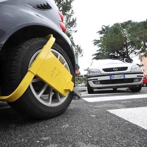 A Salerno ganasce e multe pesanti per chi parcheggia nel posto per disabili