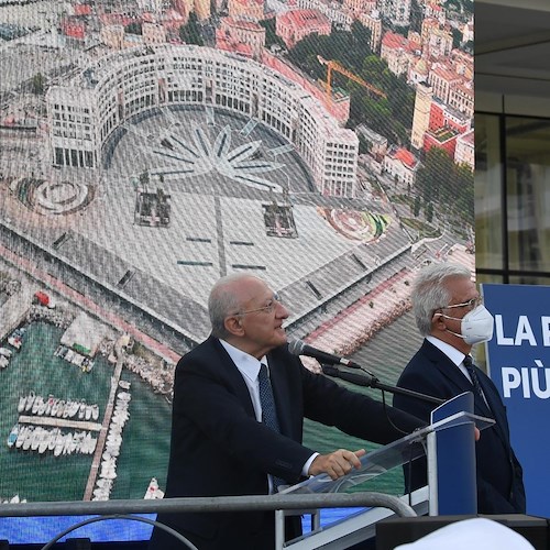 A Salerno inaugurata Piazza della Libertà, De Luca commosso: «Opere così ogni 500 anni»