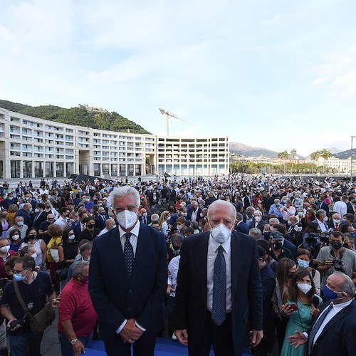 A Salerno inaugurata Piazza della Libertà, De Luca commosso: «Opere così ogni 500 anni»