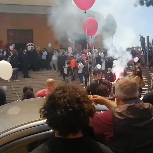 A Salerno l'ultimo saluto a Loris: lacrime, palloncini e cori per il giovane tifoso granata 