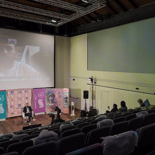 A Salerno un sala vuota che proietta film online: l'idea di "Linea d'Ombra" per rilanciare i cinema