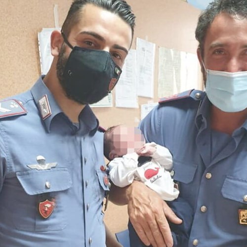 Abbandonato con cordone ombelicale ancora attaccato, neonato salvato da carabinieri a Catania 