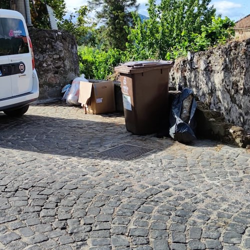 Abbandono rifiuti a Cava de' Tirreni, Baldi promette nuove telecamere: «Questo scempio deve finire»