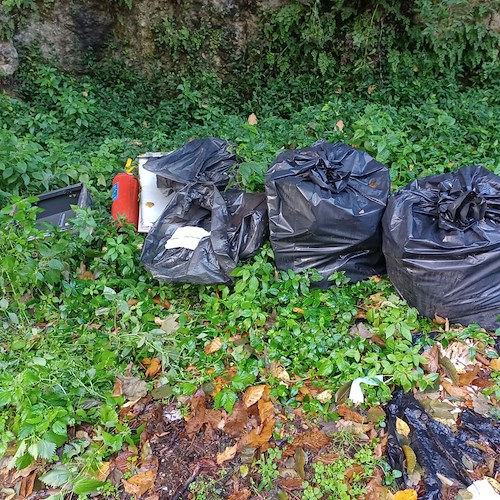Abbandono rifiuti a Cava de' Tirreni: Ispettori Ambientali contestano 115 infrazioni