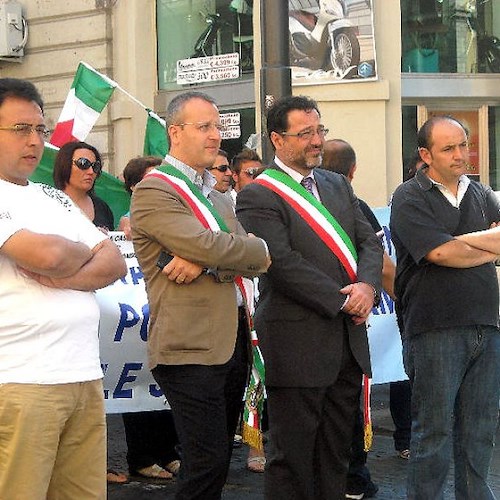 Matteo Monetta (ultimo a destra) durante la manifestazione a Napoli