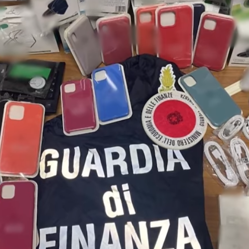 Accessori per cellulari contraffatti: sequestrati 3mila prodotti in negozio di Cava de' Tirreni 