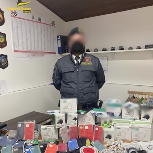 Accessori per cellulari contraffatti: sequestrati 3mila prodotti in negozio di Cava de' Tirreni 
