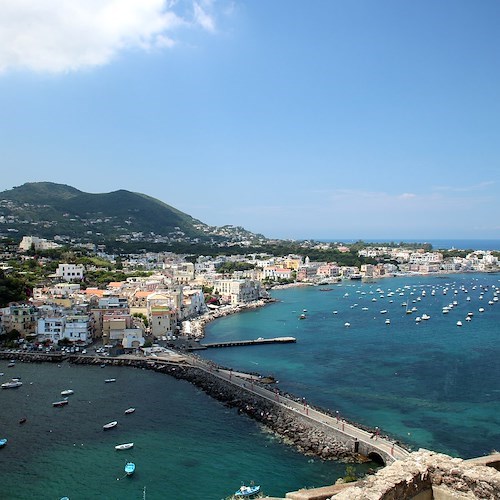 Ad Ischia la scuola si sposta in spiaggia: alunni fanno lezione a due passi dal mare 