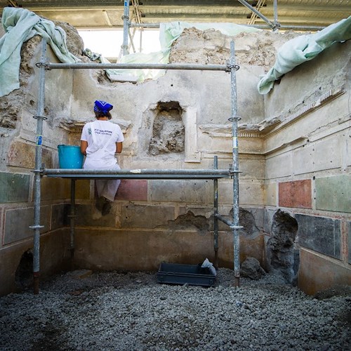 Affreschi nella Casa di Giove, reperti carbonizzati e un quadretto idillico sacrale: nuove scoperte a Pompei