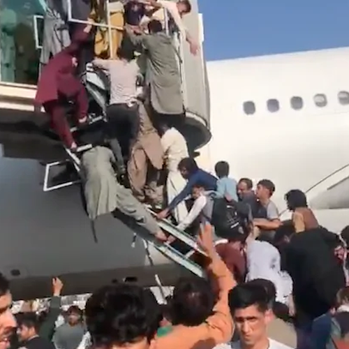 Afghanistan, fuga disperata all'aeroporto di Kabul. Sindaco di Cava: «Spettacolo indecoroso che rimarrà a lungo nella memoria»