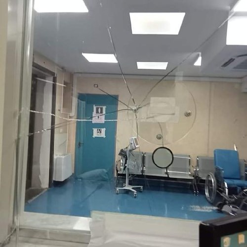 Aggressione all'ospedale di Cava de' Tirreni: danneggiata vetrata del pronto soccorso 