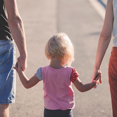 Ai figli i cognomi di entrambi i genitori, per Corte Costituzionale è «discriminatorio dare solo quello del padre»
